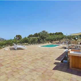 4 bedroom villa with pool, Castellammare del Golfo, sleeps 8-9